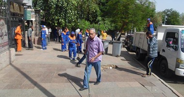 بالصور.. رئيس مدينة أسوان يرفع القمامة من الشوارع بعد إضراب عمال النظافة