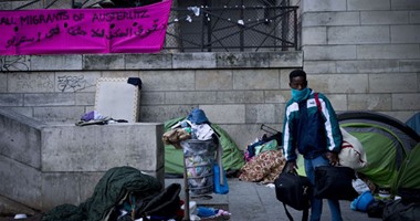 بالصور.. الشرطة الفرنسية تقوم بإخلاء مخيم للاجئين الأفارقة وسط باريس
