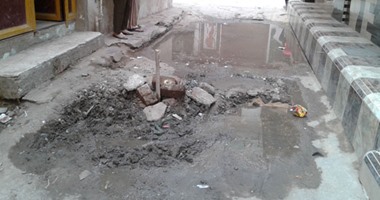 بالفيديو والصور.. مياه المجارى تغمر منازل شارع مبارك بقنطرة كفر الشيخ