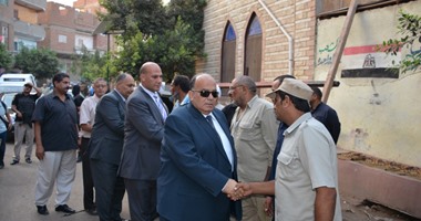 محافظ الدقهلية يقدم واجب العزاء فى شهيد "ميت غمر".. ويطلق اسمه على مدرسة