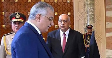 أحمد زكى بدر يؤدى اليمين الدستورية أمام السيسى وزيرا للتنمية المحلية