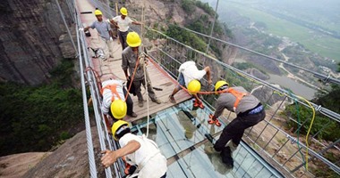 الصين تحول طريق خشبى بين جبال بوذا لأطول جسر زجاجى فى العالم