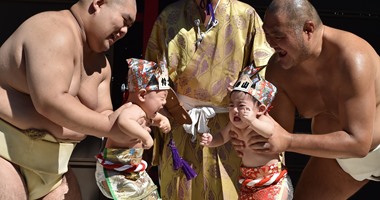 انطلاق مسابقة "سومو صراخ الأطفال" بطوكيو للتمتع بصحة جيدة