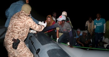 خفر السواحل الليبى ينقذ 500 مهاجر يستقلون قاربا خشبيا غرب الزاوية
