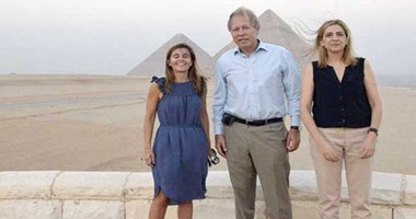 شقيقة ملك أسبانيا وابنته تزوران منطقة الأهرامات لمشاهدة المعالم الأثرية