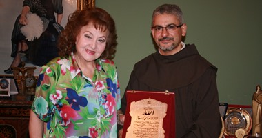 مدير المركز الكاثوليكى يهدى سورة قرآنية للفنانة ليلى طاهر