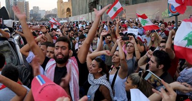 متظاهرون لبنانيون يشتبكون مع الأمن للوصول إلى مقر البرلمان ببيروت