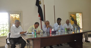 بالصور..رئيس مدينة إسنا يوضح أهمية إنشاء الصرف الزراعى المغطى بجنوب الأقصر