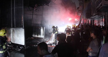 رجال الحماية المدنية يسيطرون على حريق حارة اليهود بالموسكى