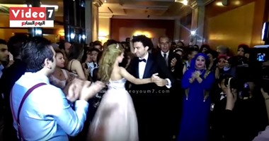 بالفيديو.. على ربيع يرقص مع عروسته خلال حفل زفافه