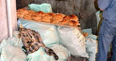 ضبط مخزن ورقيات بدون ترخيص وخبز مدعم يباع فى السوق السوداء بالإسكندرية