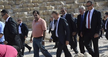 بالصور.. رئيس الاتحاد الأوروبى يزور الأهرامات ويشيد بعظمتها