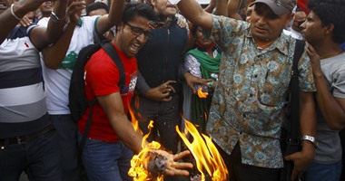 بالصور .. استمرار العنف فى نيبال بعد يوم من إقرار دستور جديد