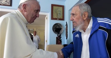 بالصور.. الزعيم الكوبى" كاسترو" يلتقى بابا الفاتيكان مرتدياً ملابس رياضية 