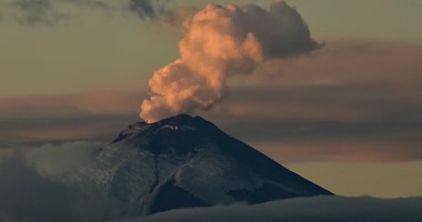 بالصور.. بركان "كوتوباكسى" بالإكوادور يثور من جديد مطلقا دخانا ورمادا