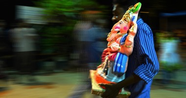 بالصور..الهندوس يقدمون القرابين للإله "غانيش" فى مهرجانه السنوى
