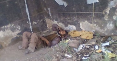 صحافة المواطن..شاب متسول ينام على الأرض بجانب سكة حديد مصر