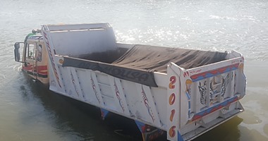 إنقاذ عدد من العمال بعد غرق سيارة في نهر النيل والبحث عن ضحايا بمنشأة القناطر