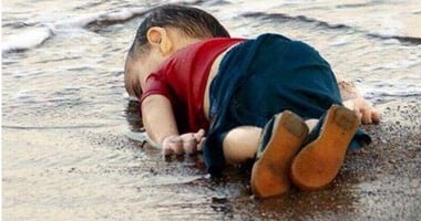 رواد مواقع التواصل الاجتماعى يشنون حملات استنكار بعد غرق الطفل السورى