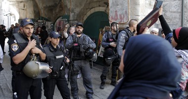 قوات الاحتلال تجبر مسنة فلسطينية على التعرى خلال مداهمة منزلها بالخليل