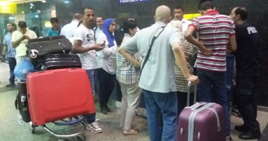 بالصور.. تجدد تجمهر ركاب خطوط ميريديانا بمطار القاهرة بسبب إلغاء رحلاتها