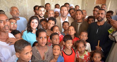 بالصور.. وفد المصريين بالخارج فى جولة مع محافظ الأقصر لدعم القرى الفقيرة