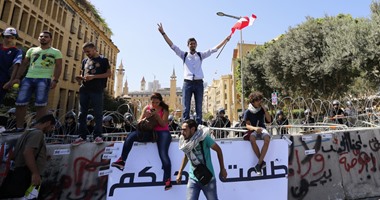 بالصور..استمرار مظاهرات" طلعت ريحتكم" فى شوارع بيروت