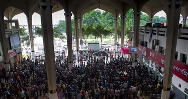بالصور..مئات البنجاليين يتزاحمون أمام محطات القطار لحجز تذاكر عيد الأضحى