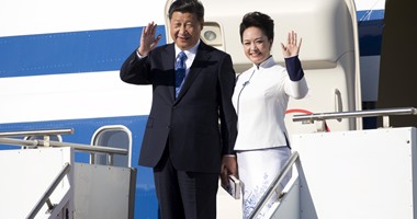 بالصور.. الرئيس الصينى وزوجته يصلان إلى مدينة سياتل بالولايات المتحدة