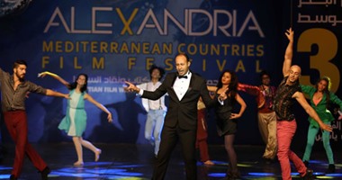 الفنان الإيطالى لوكاستيل يرقص أثناء تكريمه من مهرجان الإسكندرية