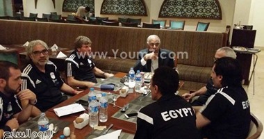 بالصور.. جمال علام يجتمع بجهاز المنتخب قبل السفر إلى تشاد