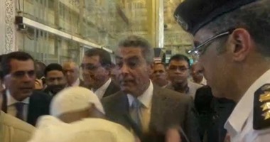 بالفيديو ..عجوز يحاول تقبيل يد وزير النقل والجيوشى يقبل رأسة بمحطة مصر