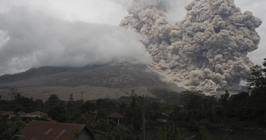 بالصور.. انفجار بركان فى أحد جبال اندونيسيا مطلقا دخانا ورمادا