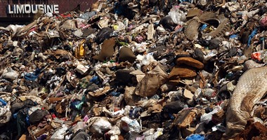 بالصور.. أكوام القمامة تنتشر فى شوارع العاصمة اللبنانية بيروت