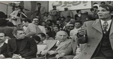 صورة نادرة.. المايسترو والعندليب فى استاد غزل المحلة