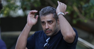الصحفى "محمد فهمى" يغادر القاهرة بعد الإفراج عنه بقرار رئاسى