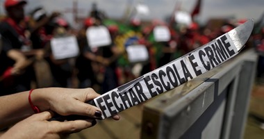 بالصور.. مصادمات بين الشرطة و"العمال الريفيين" بسبب تقليص الموازنة فى البرازيل
