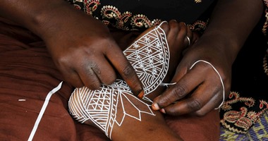 بالصور.. نساء ساحل العاج يتزين برسم الحناء على أقدامهن احتفالا بعيد الاضحى
