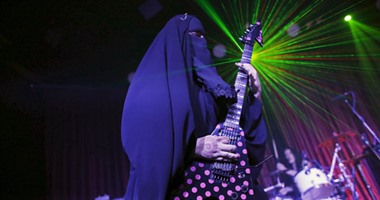 بالصور.. عازفة جيتار مسلمة ترتدى النقاب أثناء حفلاتها الموسيقية