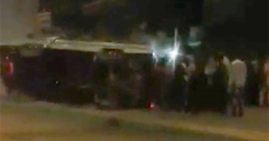 صحافة المواطن.. انقلاب سيارة ميكروباص بسبب بالوعة مجارى بناهيا