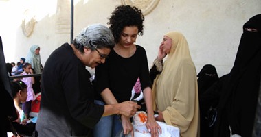 بالفيديو والصور.. حضور ليلى سويف وسناء عبد الفتاح لزيارة علاء فى سجن طرة