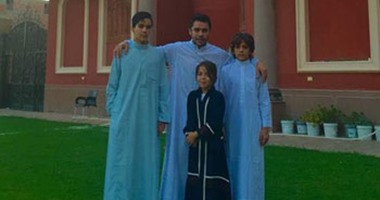 الصقر يحتفل بالعيد مع أبنائه بـ"الجلاليب"