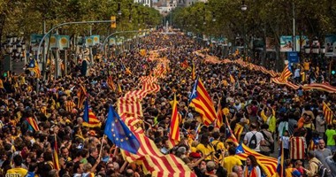 بالصور.. سكان كتالونيا يواصلون التصويت بانتخابات محلية لحسم الاستقلال