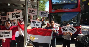 الجالية المصرية تستقبل الرئيس السيسى بالأعلام لدى وصوله نيويورك