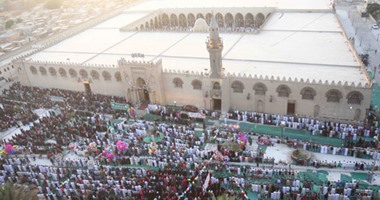 آلاف المصلين يتوافدون على جامع عمرو بن العاص لأداء صلاة العيد