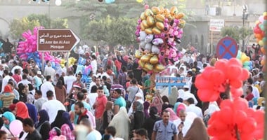 بالصور..العشرات يطلقون الألعاب النارية بساحة جامع عمرو بن العاص احتفالا بالعيد