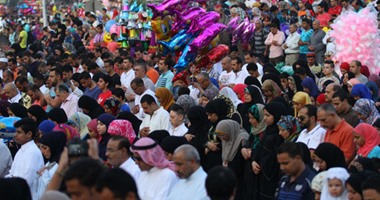 الآلاف يؤدون صلاة العيد فى جامع مصطفى محمود.. و"السيلفى" يسيطر على الاحتفالات