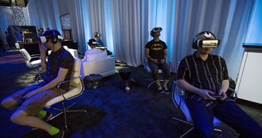 سامسونج تعرض سماعة الواقع الافتراضى  VR الجديدة فى هوليوود