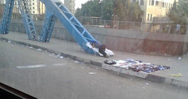 صحافة المواطن.. بائع متجول ينام على الرصيف بجوار بضاعته بشارع رمسيس