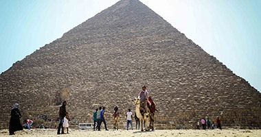 11 ألف مصرى يزورون الأهرامات تشجيعا للسياحة الداخلية